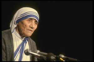 Mother Teresa receiving the Pere Marquette Discovery Medal in 1981